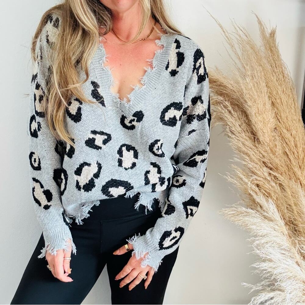 NEW MIRACLE USA Grey Distressed Animal Print Fringe $85 Pullover Sweater M L